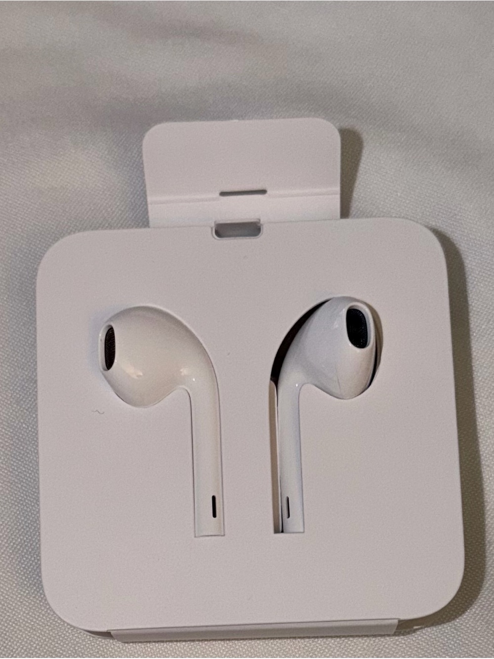 Apple White Wired Earbuds in Packaging